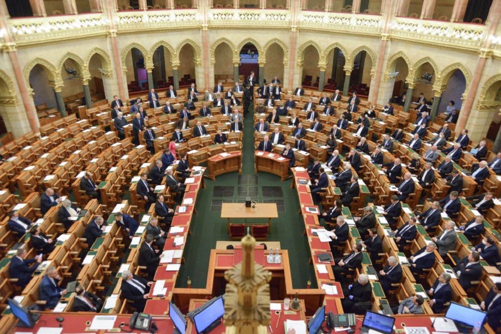 Meghosszabbított veszélyhelyzet, elfogadott beszolgáltatási törvény